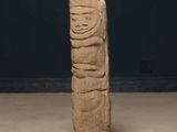 une image représentant une sculpture en pierre représentant une personne dont on distingue le visage