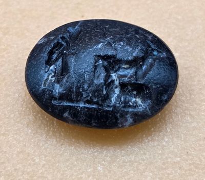 GLYPTIQUE INTAILLE Romaine en jaspe noir figurant un personn…