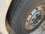 un gros plan sur un pneu crevé sur le flanc d'un camion