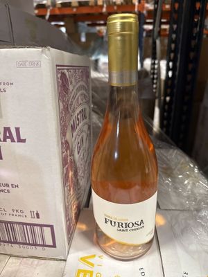 une bouteille de vin posée sur une table à côté d'une boîte