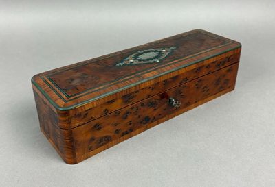 une vieille boîte en bois ornée d'un motif vert et bleu