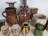 de nombreux types de vases différents posés sur une table