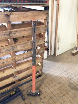 une photo d'une palette en bois dans un garage