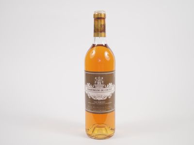 l'image d'une bouteille de whisky posée sur une surface blanche