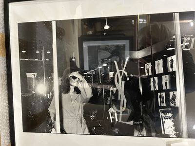 Daniel ANGELI (1943). Jackie Kennedy sort de la boutique Yve…