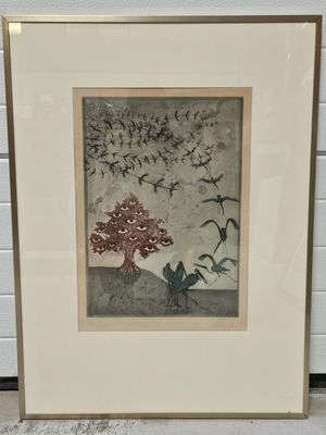 tableau représentant un arbre entouré d'oiseaux en vol, dans un cadre