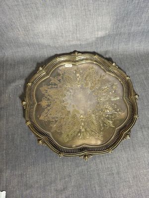 un plat ancien en argent orné d'un motif floral