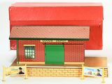 un bâtiment en briques rouges avec un toit rouge et une porte verte