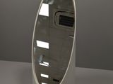 un miroir posé sur une table dans une pièce