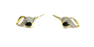une paire de boucles d'oreilles ornées de pierres noires et blanches