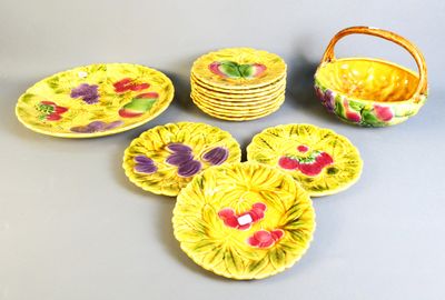 plusieurs assiettes et bols jaunes décorés de fleurs, ainsi qu'un panier en osier