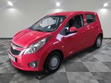 la petite voiture rouge est garée sur un sol en damier