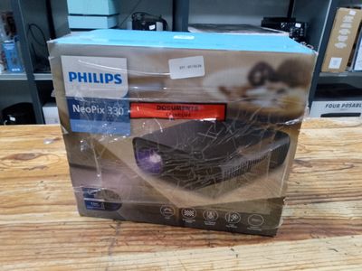 emballage d'un lave-vaisselle Philips posé sur une table en bois