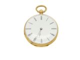 une montre de poche en or avec des chiffres romains sur le cadran
