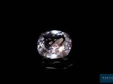 un diamant blanc sur fond noir