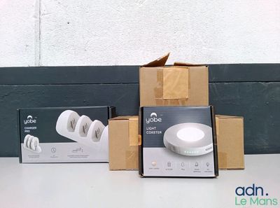 une boîte remplie de boîtes, surmontée d'une lumière blanche