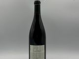 une photo d'une bouteille de vin posée sur une table