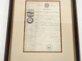 un vieux document sur lequel figure l'image d'une médaille
