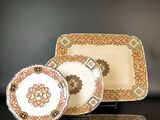 trois assiettes posées sur une table noire