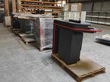 Les cartons et les palettes sont empilés sur des palettes dans un entrepôt