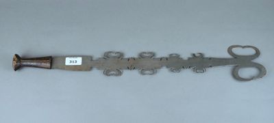 une vieille paire de ciseaux est posée sur une surface blanche