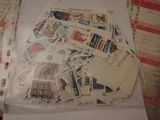 une pile de timbres posée sur une feuille de papier