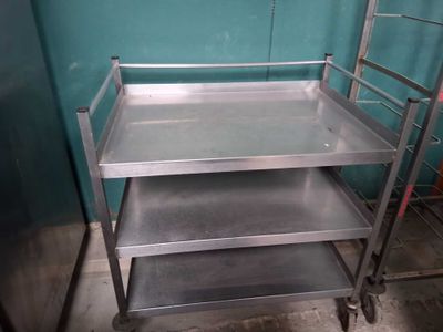 Chariot inox et une échelle à plateaux (vendu sur désignatio…