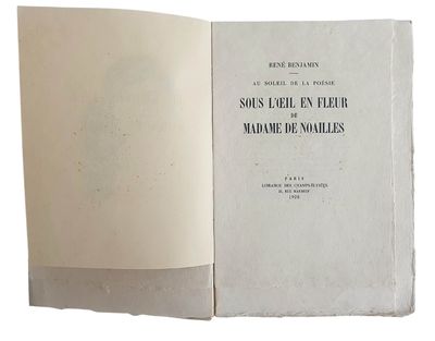 un livre ouvert sur fond blanc, avec une image en noir et blanc