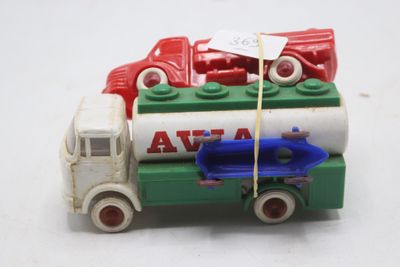 un camion jouet surmonté d'un char rouge et blanc
