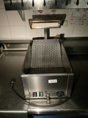 une machine posée sur le comptoir d'une cuisine