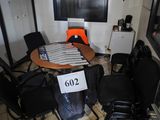 une pièce équipée d'une table, de chaises et d'un réfrigérateur
