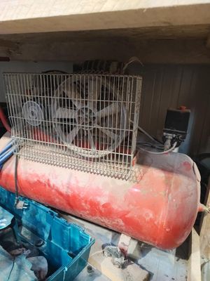 un réservoir rouge surmonté d'un ventilateur