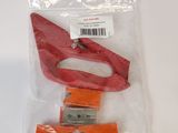 un petit objet rouge dans un sac en plastique posé sur une table