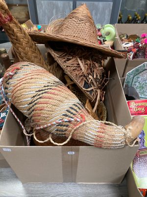 une boîte en carton remplie d'objets hétéroclites sur une table
