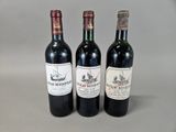 trois bouteilles de vin posées l'une à côté de l'autre sur une table