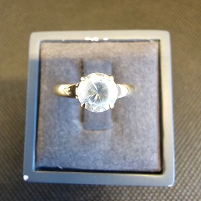 une bague qui se trouve dans une boîte sur une table