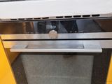 un four encastré dans le mur de la cuisine