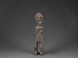 une figurine en bois représentant un homme avec un chapeau sur la tête