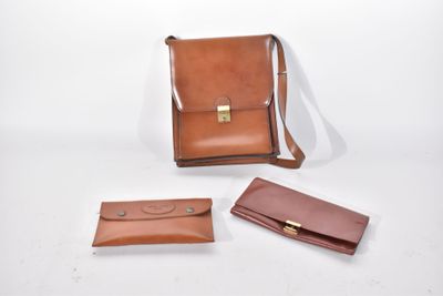 trois morceaux de cuir marron sont posés sur une surface blanche