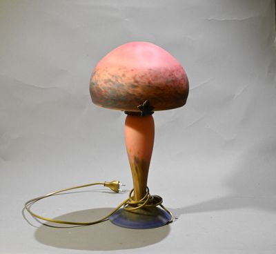 une image représentant une lampe dotée d'un abat-jour en forme de champignon