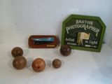 une petite boîte avec des objets en bois sur une table