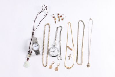 de nombreux colliers et montres de toutes sortes disposés sur une surface blanche