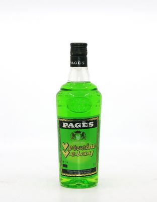 une bouteille contenant un liquide vert posée sur une surface blanche