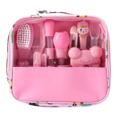 un sac rose contenant divers objets, sur fond blanc