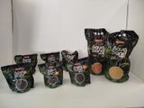 un tas de sacs de provisions posés sur un comptoir