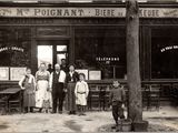 un groupe de personnes debout devant un restaurant