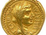 une pièce d'or ornée d'une tête de femme