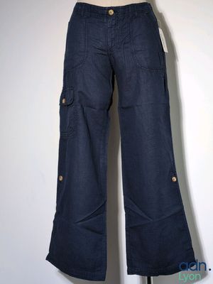 an image of a mannequin mannequin wearing a pair of jeans