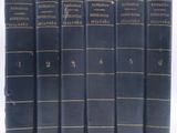 six livres sont alignés sur une surface blanche
