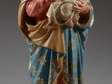 statue d'une femme tenant un enfant dans ses bras